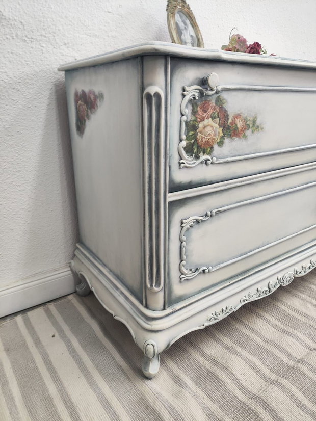Comodă vintage recondiționată  alb patinat cu detalii florale
