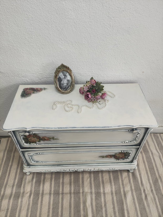 Comodă vintage recondiționată  alb patinat cu detalii florale