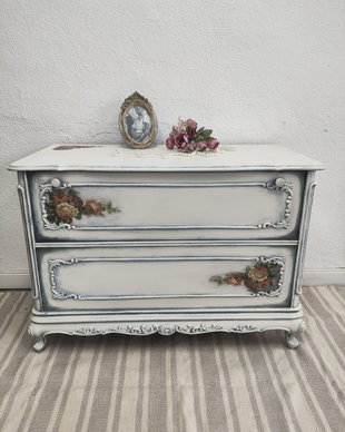 Comodă vintage recondiționată  alb patinat cu detalii florale