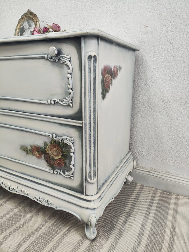 Comodă vintage recondiționată  alb patinat cu detalii florale