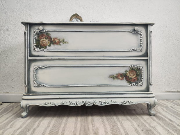 Comodă vintage recondiționată  alb patinat cu detalii florale