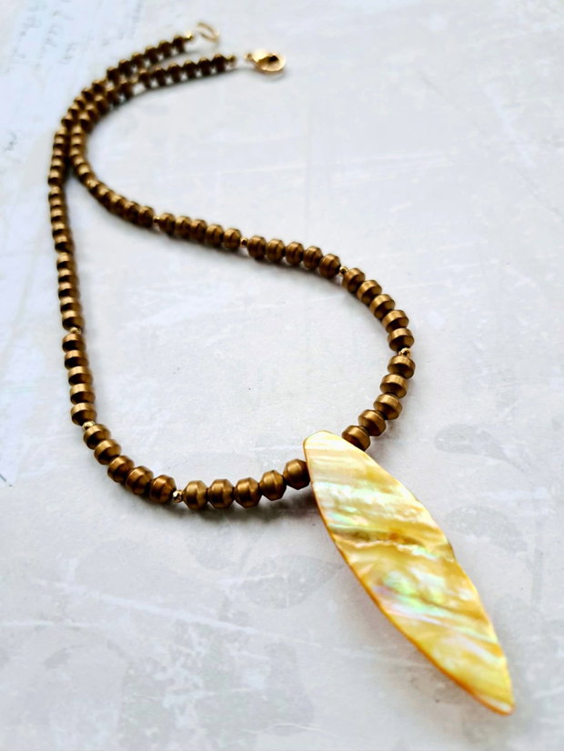 Colier CHOKER hematite auriu mat & pandantiv sidef natural