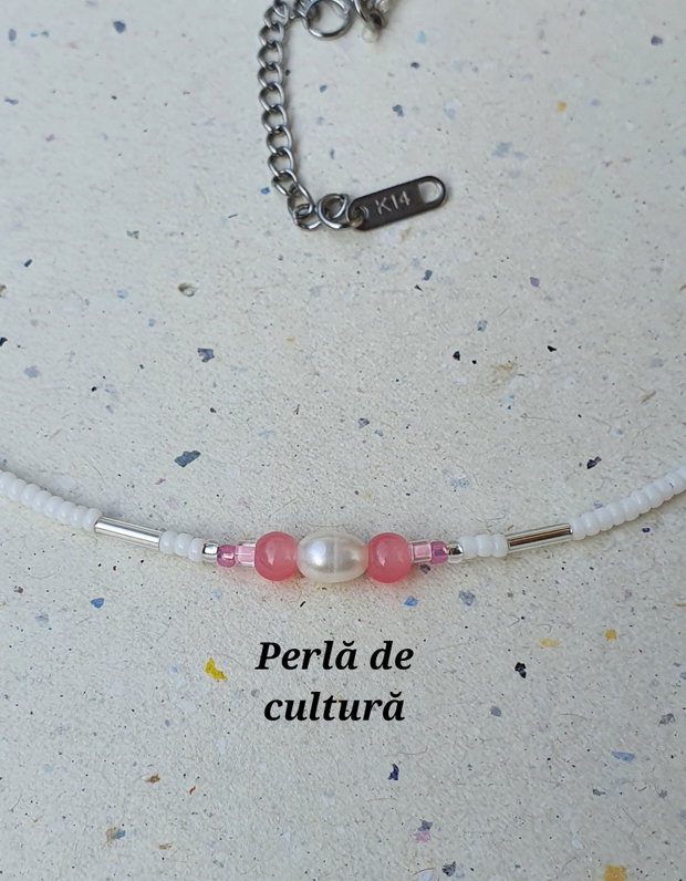 Choker delict alb cu accente roz și perlă de cultură