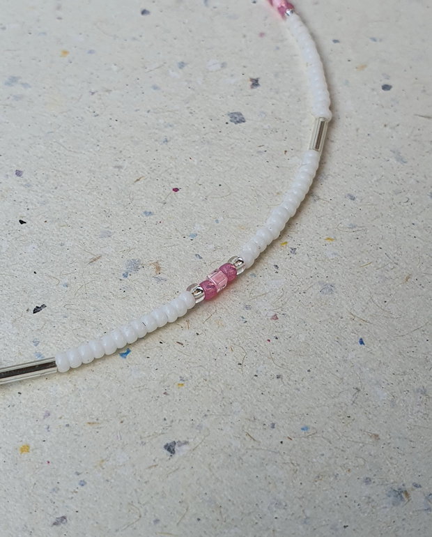 Choker delict alb cu accente roz și perlă de cultură