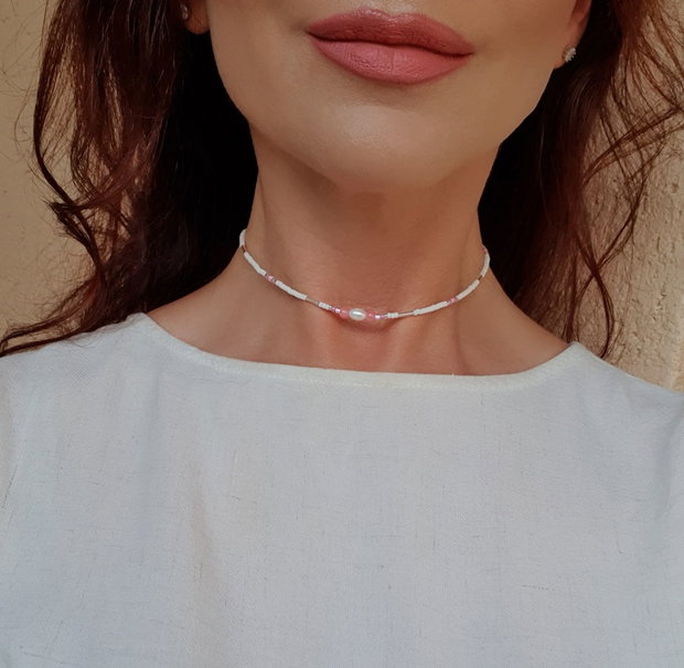 Choker delict alb cu accente roz și perlă de cultură