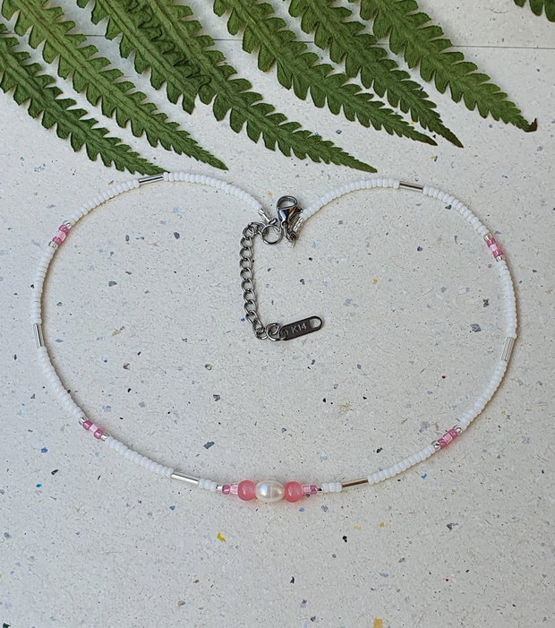 Choker delict alb cu accente roz și perlă de cultură