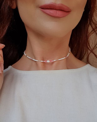 Choker delict alb cu accente roz și perlă de cultură