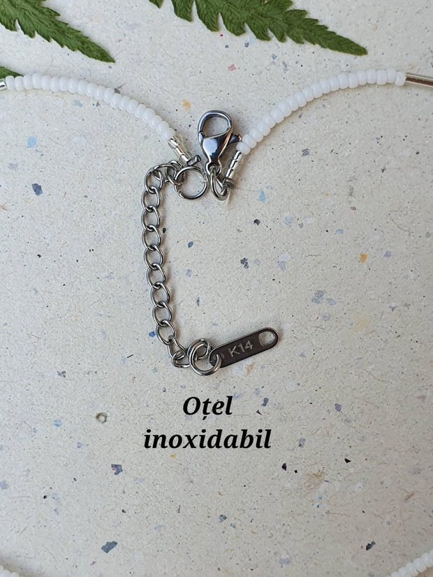 Choker delict alb cu accente roz și perlă de cultură