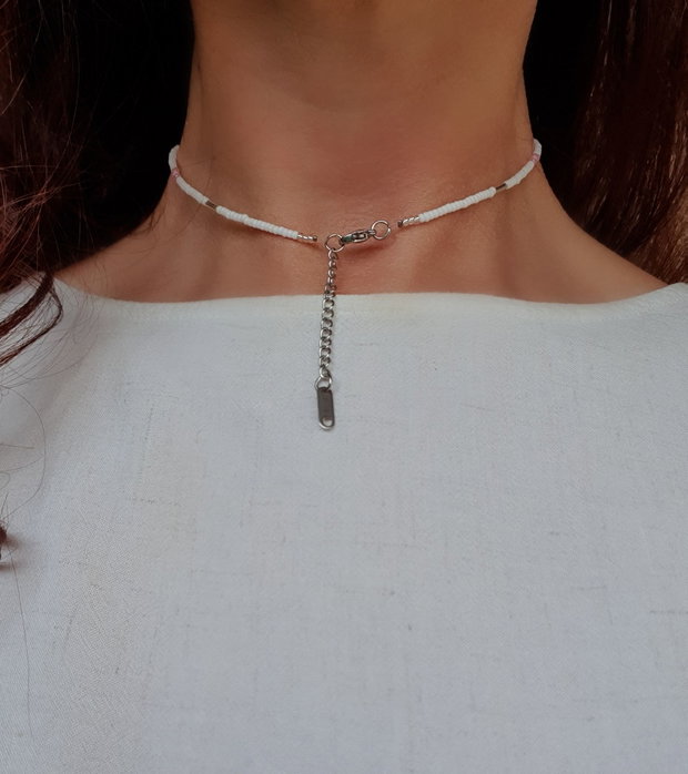 Choker delict alb cu accente roz și perlă de cultură
