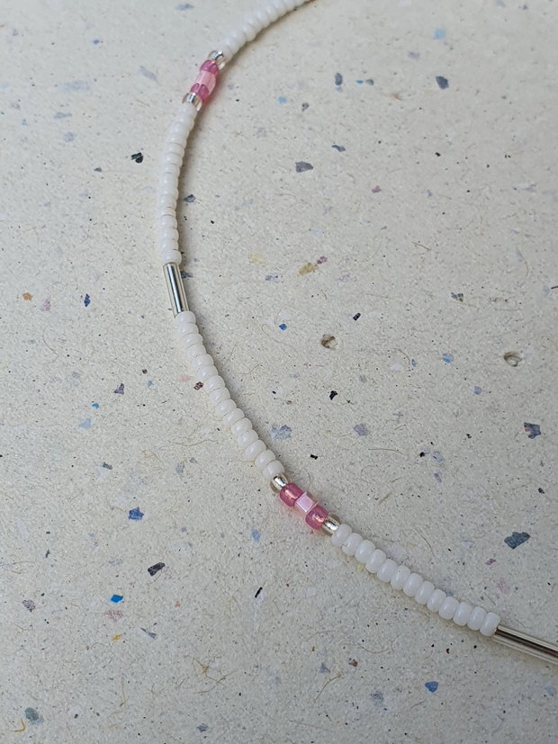 Choker delict alb cu accente roz și perlă de cultură