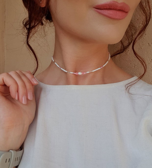 Choker delict alb cu accente roz și perlă de cultură