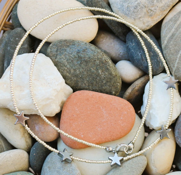 Colier handmade din margele myuki si stelute din hematit argintiu