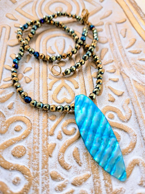 Colier CHOKER hematite auriu bleu & pandantiv sidef natural