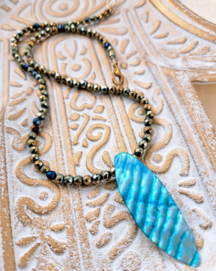 Colier CHOKER hematite auriu bleu & pandantiv sidef natural