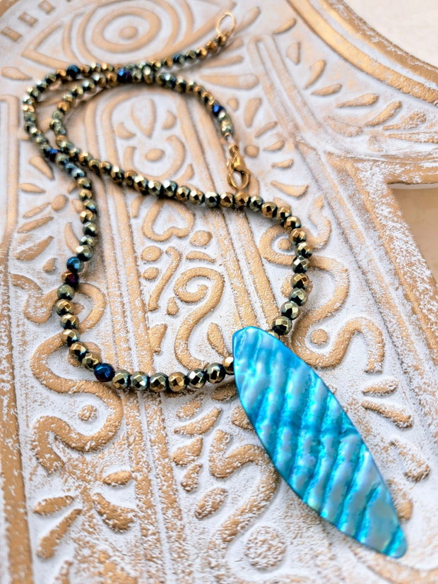 Colier CHOKER hematite auriu bleu & pandantiv sidef natural