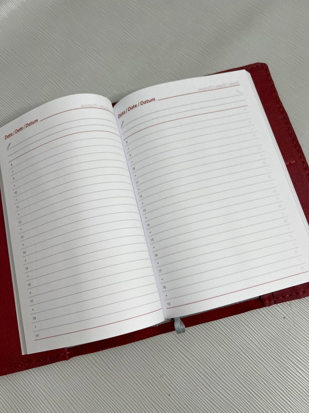 Agenda cu coperți din piele