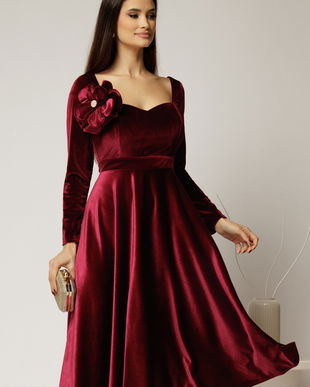 Rochie DY Fashion din catifea bordo cu decolteu inima si accesoriu la bust