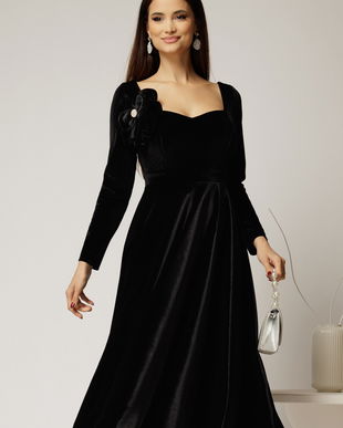 Rochie DY Fashion din catifea neagra cu decolteu inima si accesoriu la bust