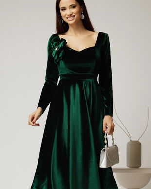 Rochie DY Fashion din catifea verde cu decolteu inima si accesoriu la bust