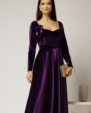 Rochie DY Fashion din catifea mov cu decolteu inima si accesoriu la bust