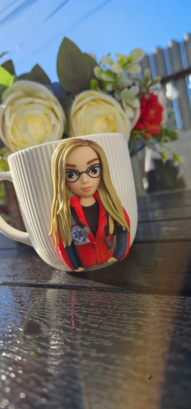 Cana personalizata cu figurina medic/asistent ambulanta
