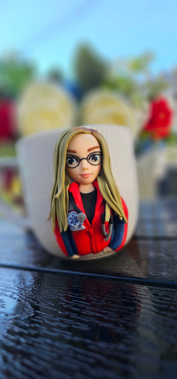 Cana personalizata cu figurina medic/asistent ambulanta