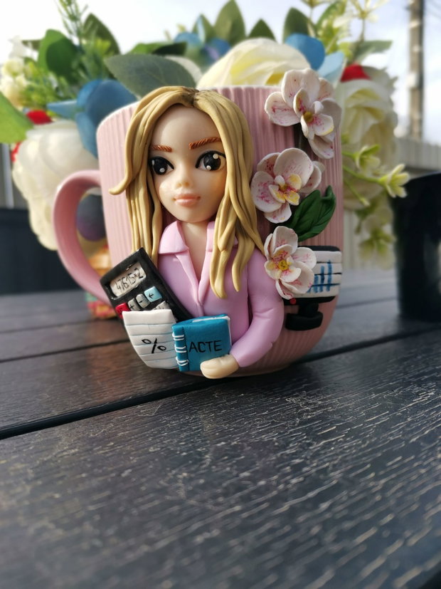 Cana personalizata cu figurina - expert contabil