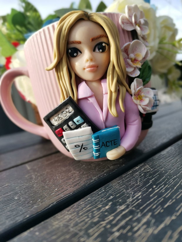 Cana personalizata cu figurina - expert contabil