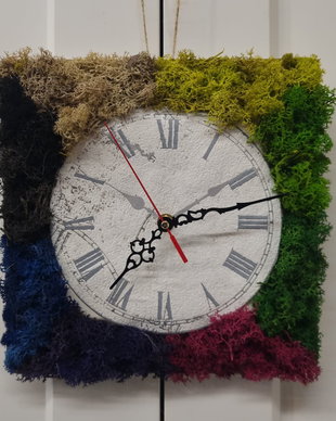 Ceas decorativ din licheni naturali  model multicolor, realizat manua