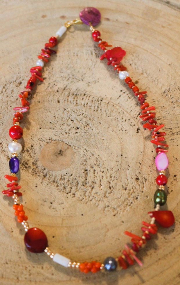 Colier din coral ,sidef si perle de cultura