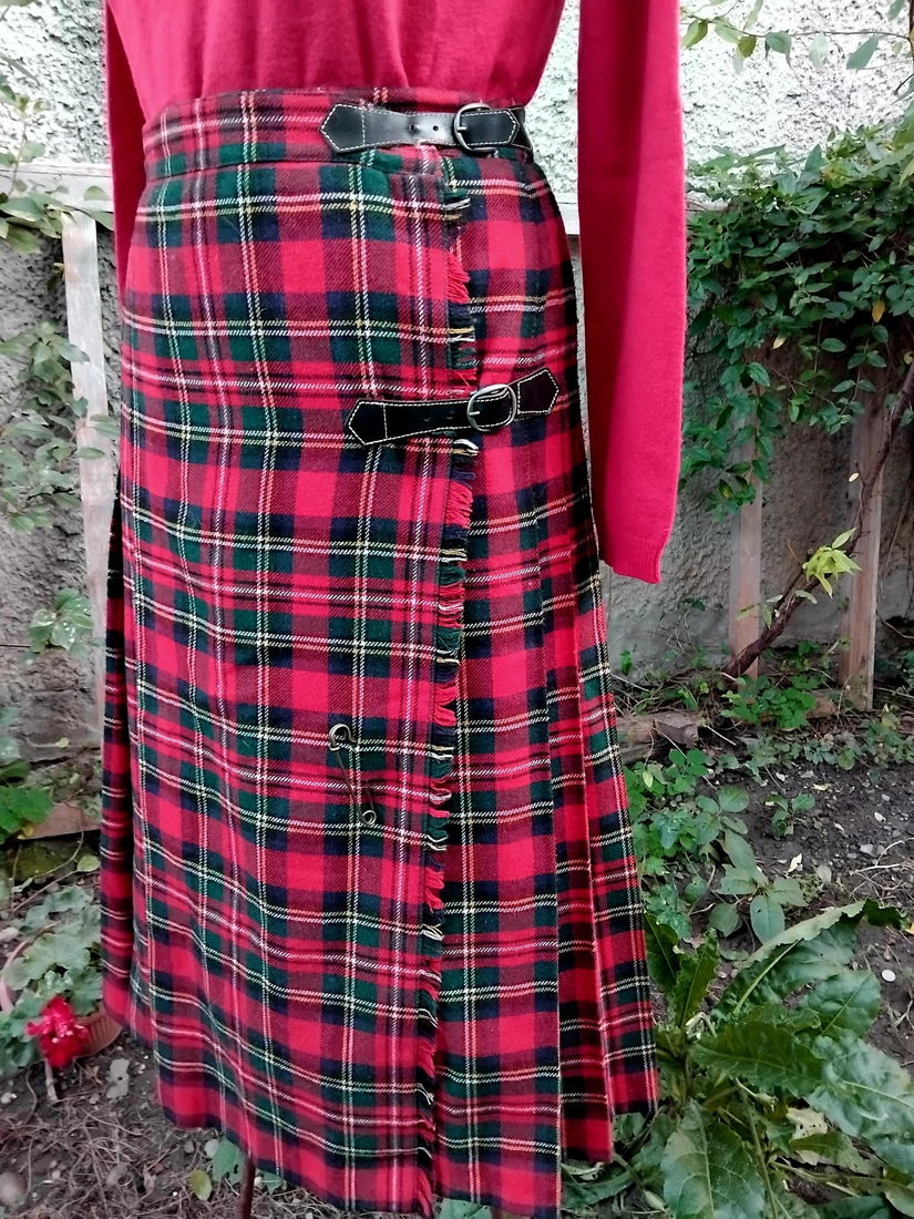 Fusta model kilt, carouri rosualb