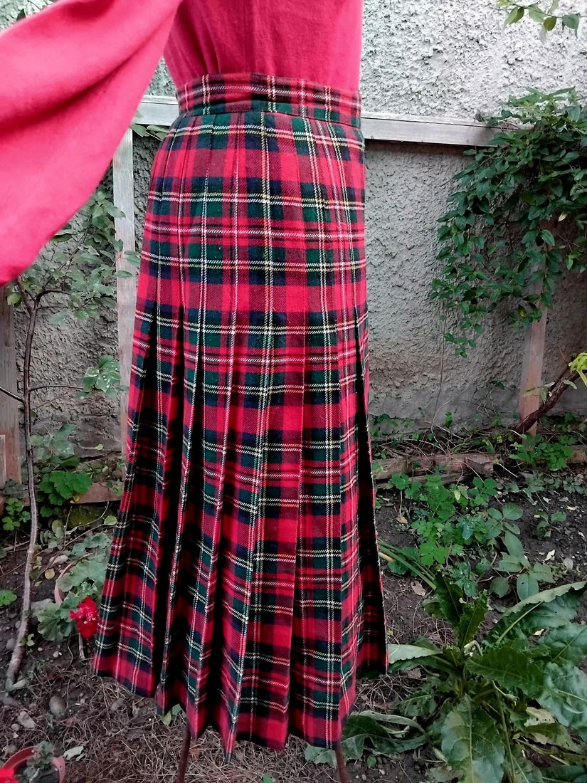 Fusta model kilt, carouri rosualb