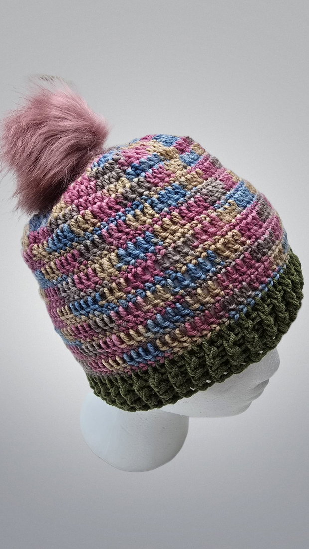Beanie Autumn Bloom Croșetat Manual cu Pom-Pom din Blană Artificială