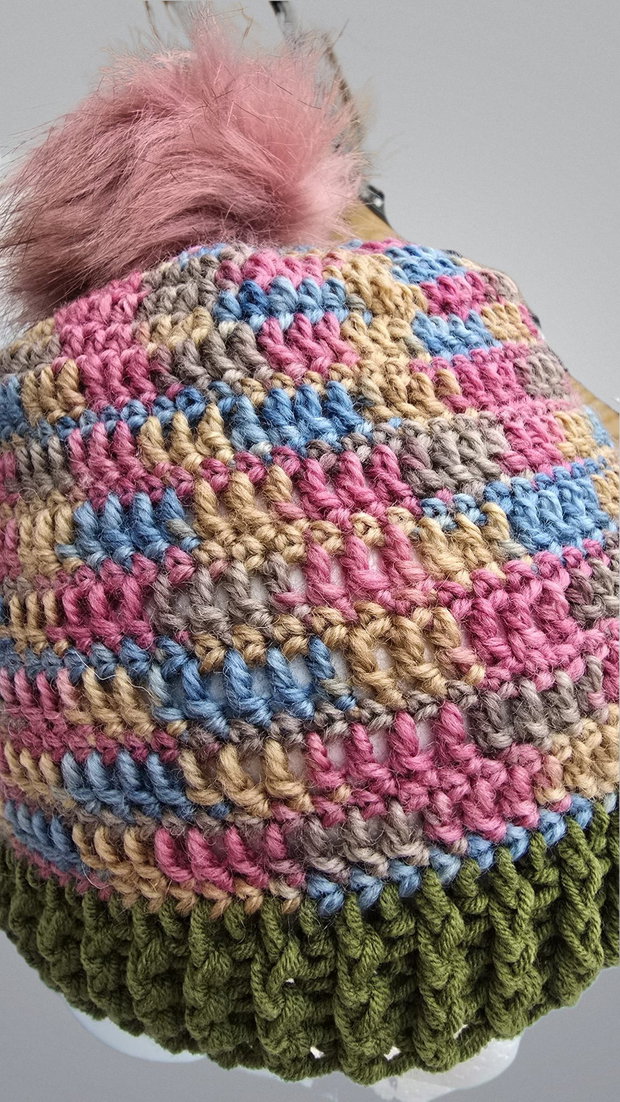 Beanie Autumn Bloom Croșetat Manual cu Pom-Pom din Blană Artificială