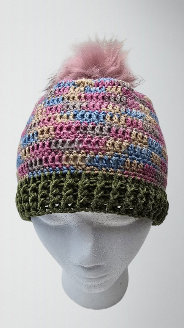 Beanie Autumn Bloom Croșetat Manual cu Pom-Pom din Blană Artificială