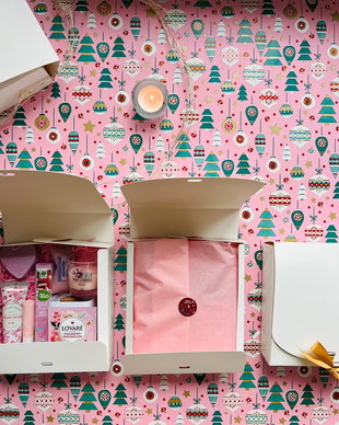 Cutie cadou Winter Pink Delight -  cosmetice, dulciuri bio, sare de baie, lumânare, bombă de baie inimă
