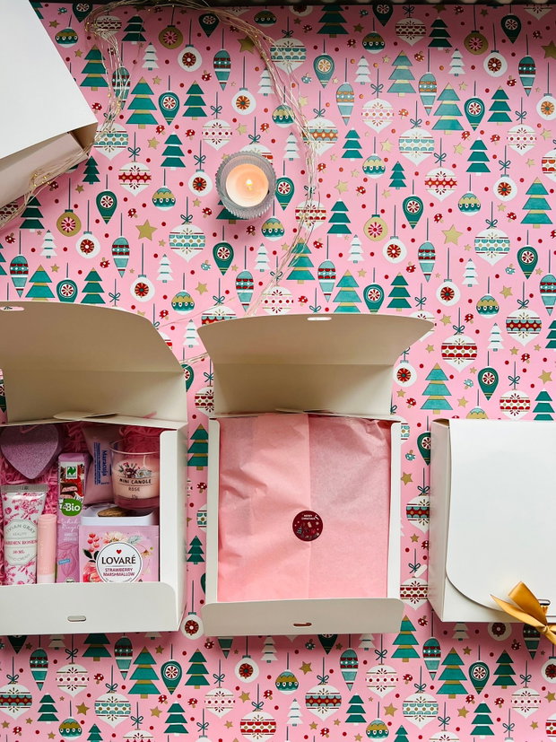 Cutie cadou Pink Delight cu sare de baie sakura, cremă de mâini, ciocolată bio, tratament par