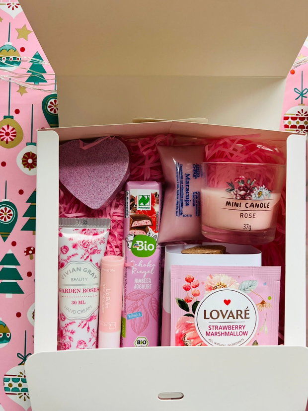 Cutie cadou Pink Delight cu sare de baie sakura, cremă de mâini, ciocolată bio, tratament par