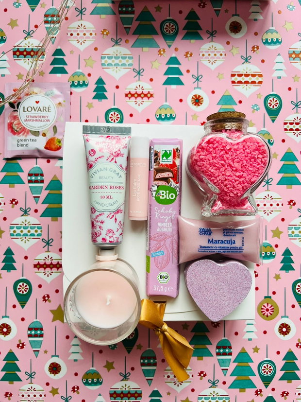 Cutie cadou Pink Delight cu sare de baie sakura, cremă de mâini, ciocolată bio, tratament par
