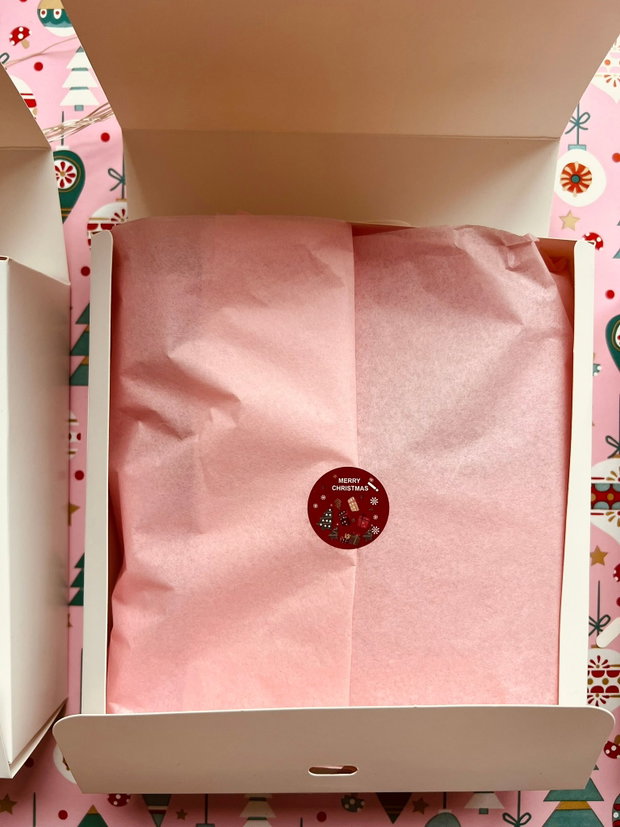 Cutie cadou Pink Delight cu sare de baie sakura, cremă de mâini, ciocolată bio, tratament par