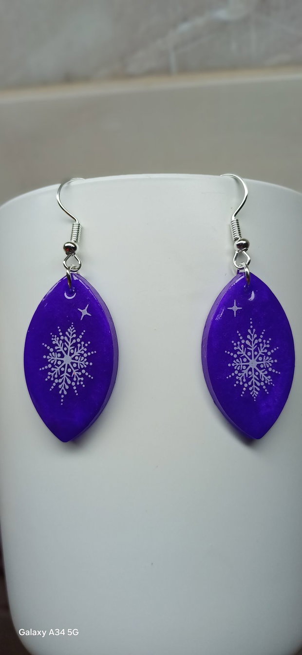 Cercei handmade mov cu fulg de nea