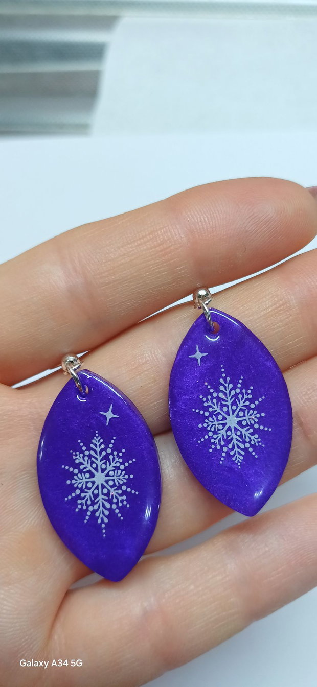 Cercei handmade mov cu fulg de nea