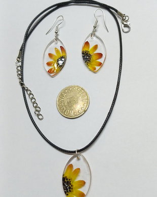 Cercei + colier handmade din flori de pai uscate