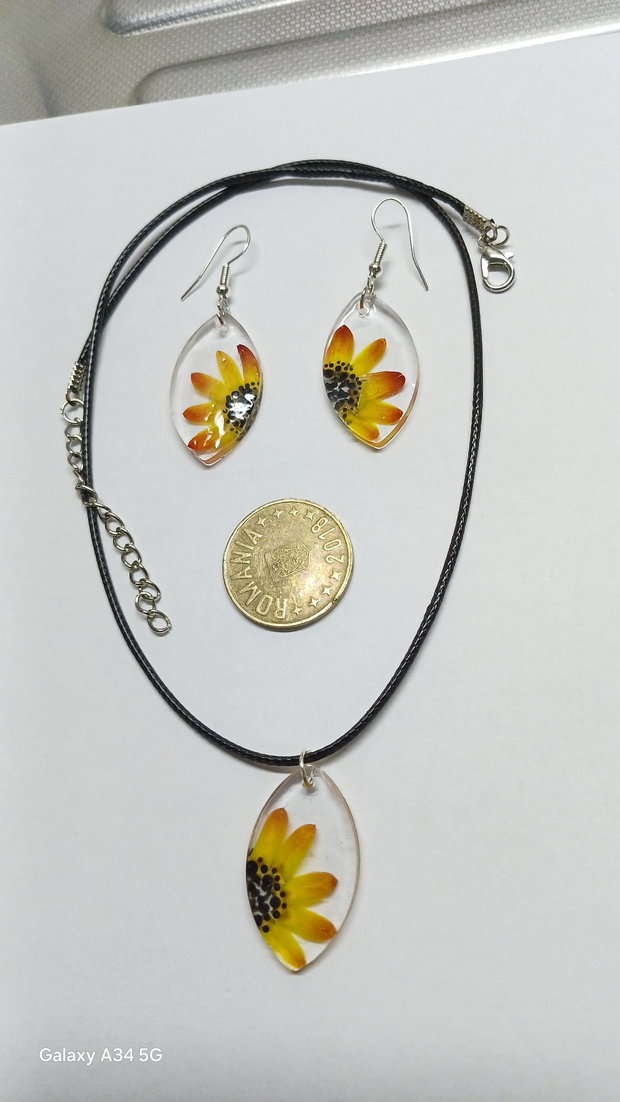 Cercei + colier handmade din flori de pai uscate