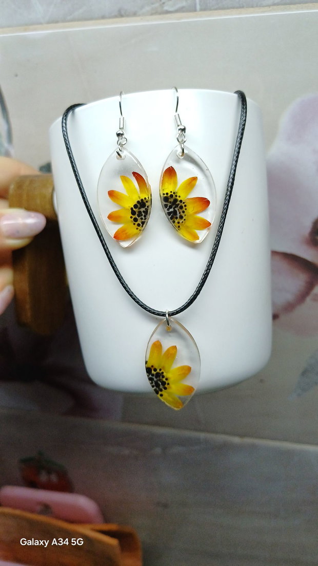 Cercei + colier handmade din flori de pai uscate