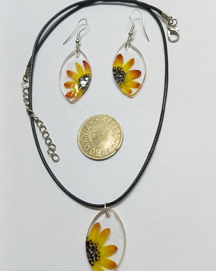 Cercei + colier handmade din flori de pai uscate