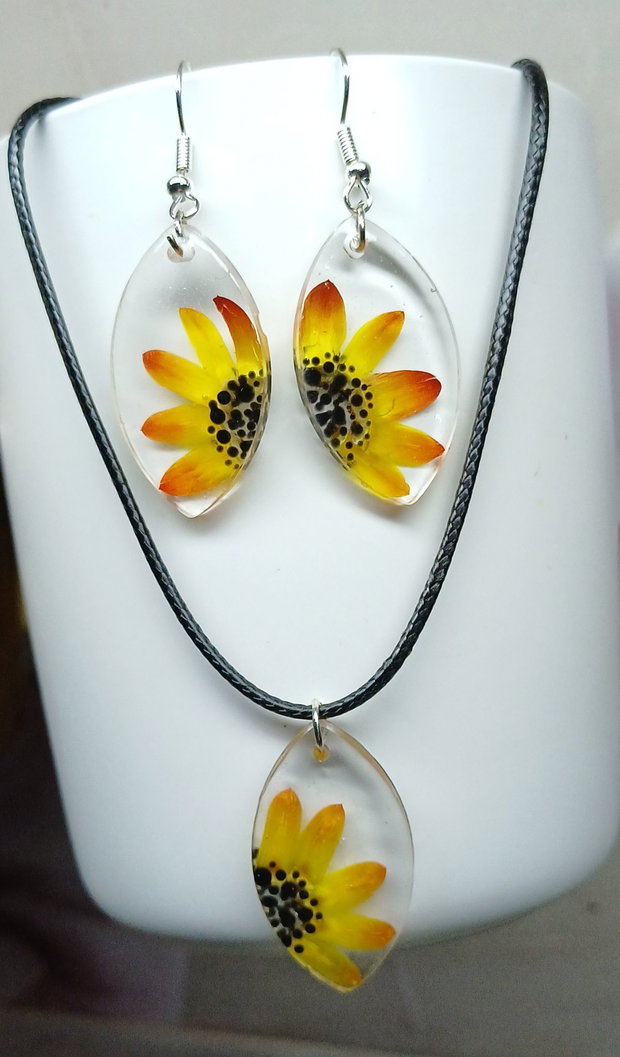 Cercei + colier handmade din flori de pai uscate