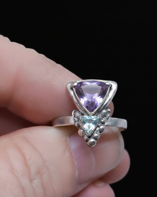 Inel unicat din argint fin, cu elemente triunghiulare texturate, un ametist, un topaz bleu si accente de aur 24 K