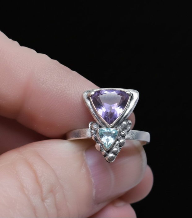 Inel unicat din argint fin, cu elemente triunghiulare texturate, un ametist, un topaz bleu si accente de aur 24 K