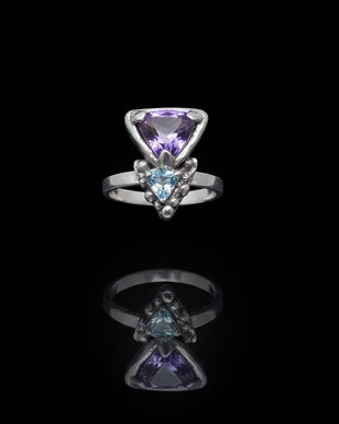 Inel unicat din argint fin, cu elemente triunghiulare texturate, un ametist, un topaz bleu si accente de aur 24 K
